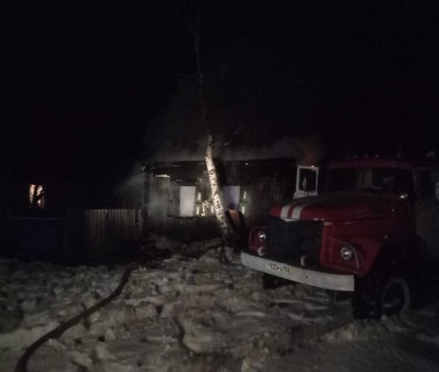 В Башкирии в пожаре в бревенчатом доме погибли двое мужчин