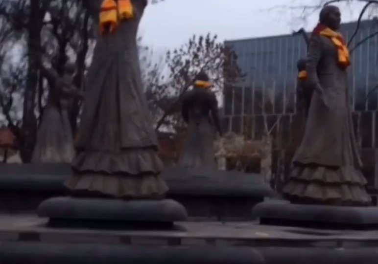 В Уфе скульптуры фонтана «Семь девушек» украсили шарфами
