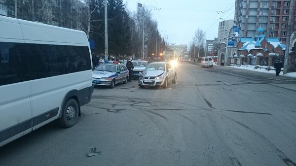 В Уфе столкнулись иномарка и пассажирский микроавтобус: есть пострадавшие