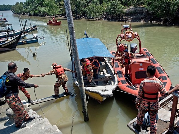 На берегу Малайзии потонул корабль, есть жертвы
