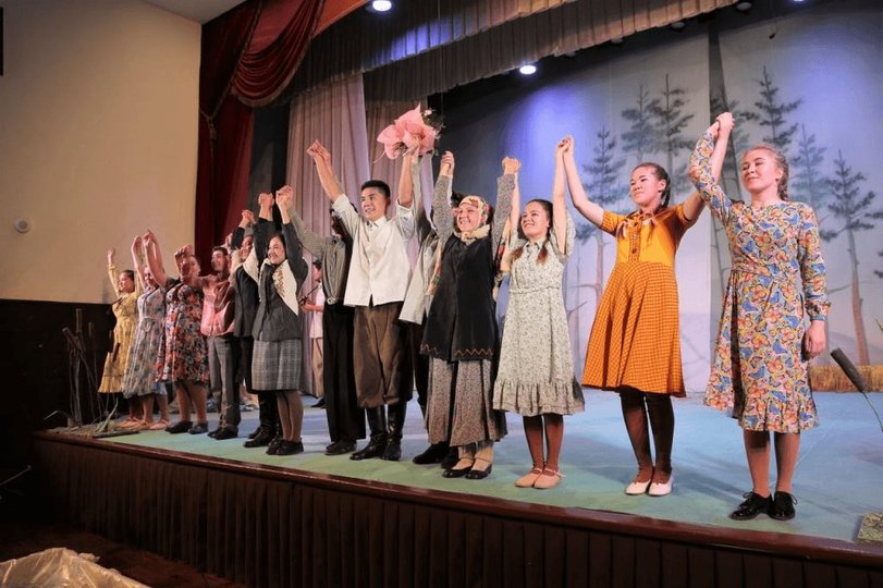 Радий Хабиров вместе с учителями посетил спектакль студенческого театра «Корос»