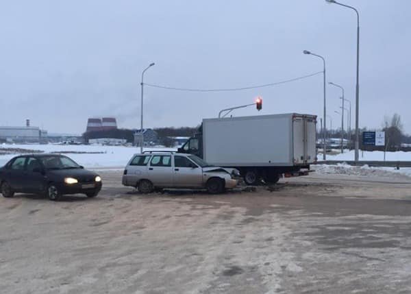 В Уфе 23-летняя девушка пострадала при столкновении грузовой ГАЗели и ВАЗ-2111