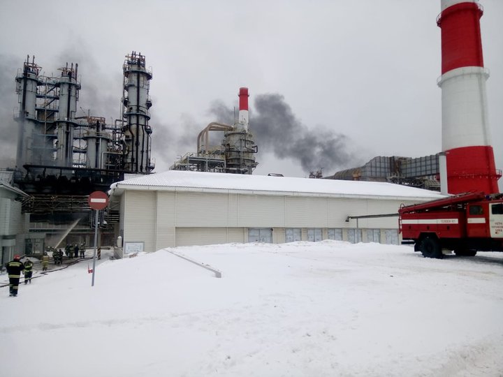 Сегодня начался пожар на территории Уфимского нефтеперерабатывающего завода – Пожарные отреагировали по рангу повышенной опасности