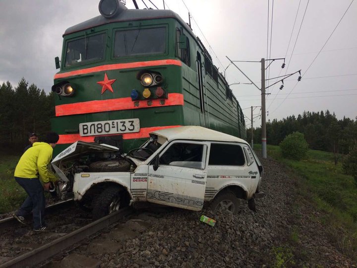 В Башкирии внедорожник попал под поезд