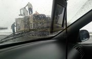 Первая жертва мокрого снега: Водители сообщили о перевернутом грузовике на трассе М5 в Башкирии