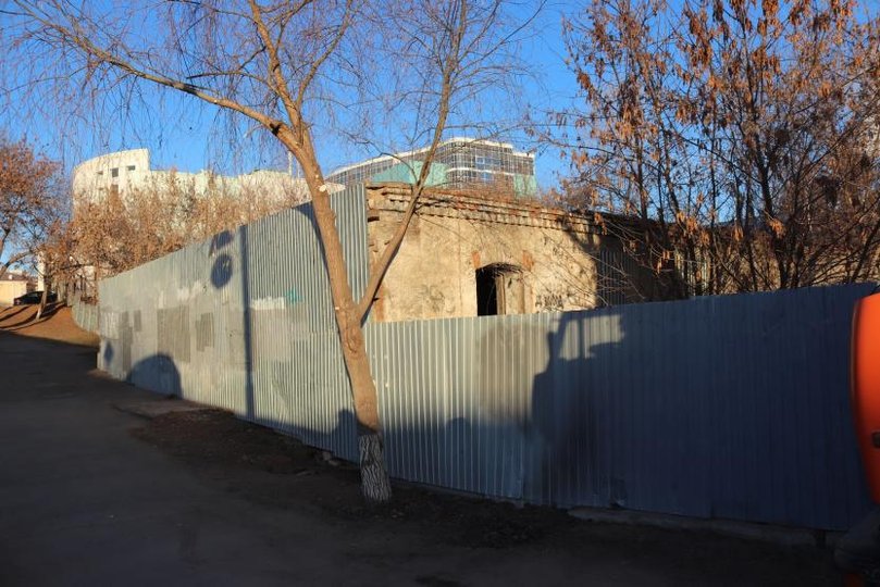 В Уфе полуразрушенную Вахмянинскую баню огородили забором