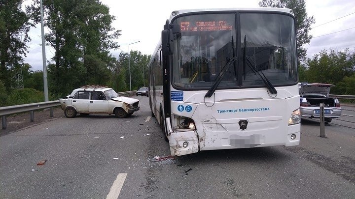 В Уфе пассажирский автобус протаранил «Жигули»