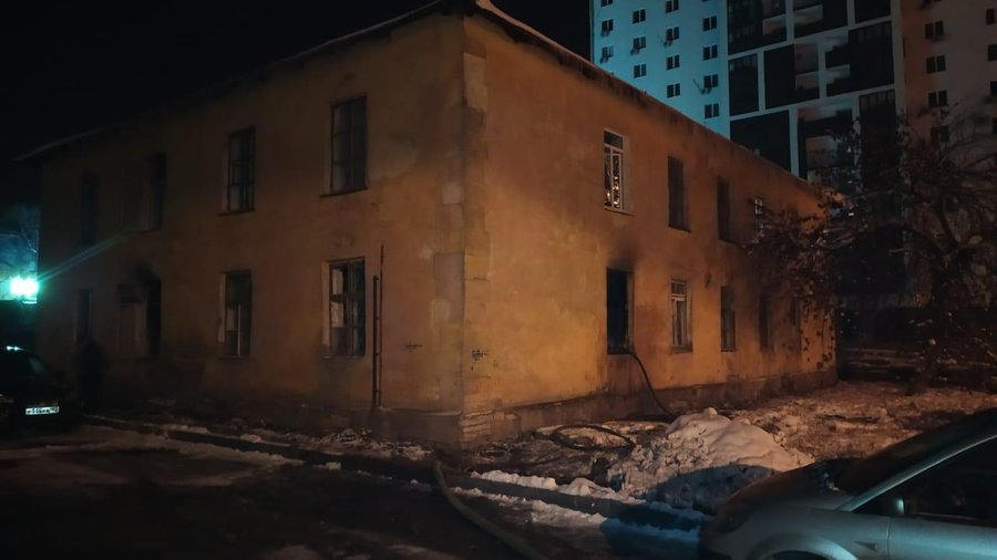 В Уфе пожарные спасли из горящей квартиры мужчину