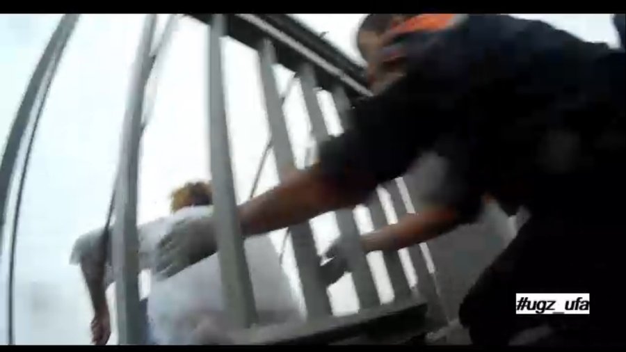 В Уфе спасатели помогли сидящей на краю моста женщине