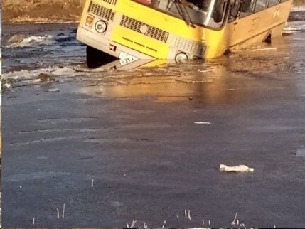 В Башкирии едва не утонул школьный автобус