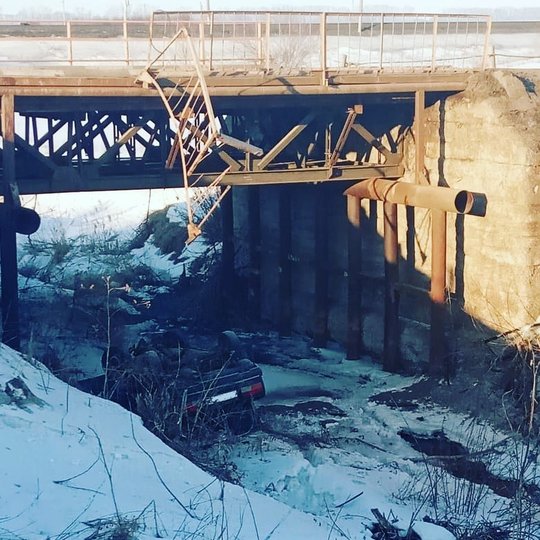 В Башкирии автомобиль вылетел с моста и перевернулся