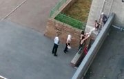 В Уфе после массовой драки парням пришлось вытаскивать своих друзей по пожарной лестнице