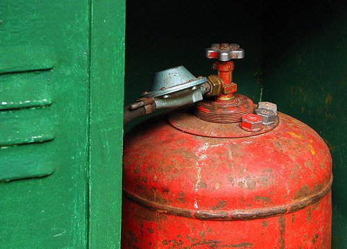 В Башкирии сотрудник АГЗС заправил газом опасный баллон