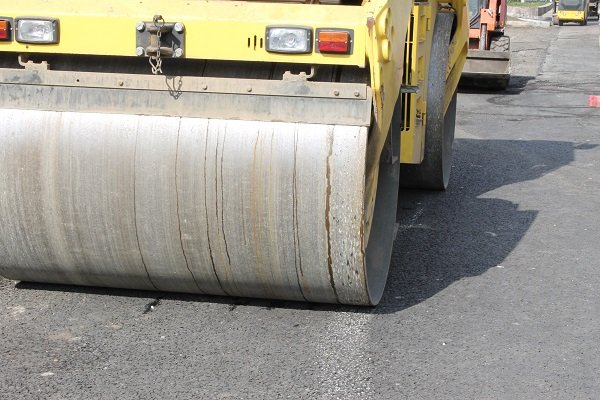 На нескольких оживленных дорогах в Уфе начался ремонт дорог – Водителей просят объезжать участки