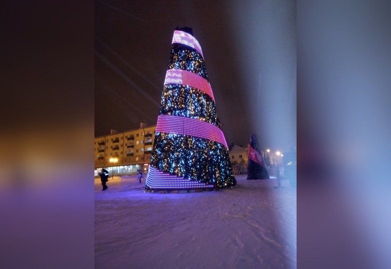 В одном из городов Башкирии уже появилась первая пиксельная елка – Местные жители написали, что думают о необычном праздничном дереве