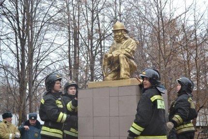 В Стерлитамаке появился памятник пожарному