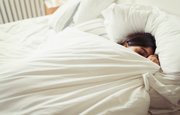 Эксперты назвали лучшую позу для сна от боли в спине 