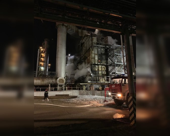 В Уфе ночью произошел пожар на нефтеперерабатывающем заводе