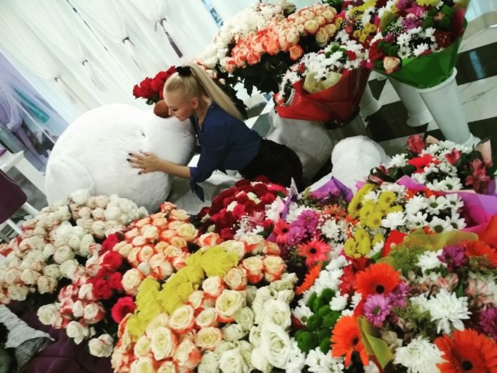 В Стерлитамаке молодой человек скупил цветочный магазин, чтобы обрадовать свою девушку