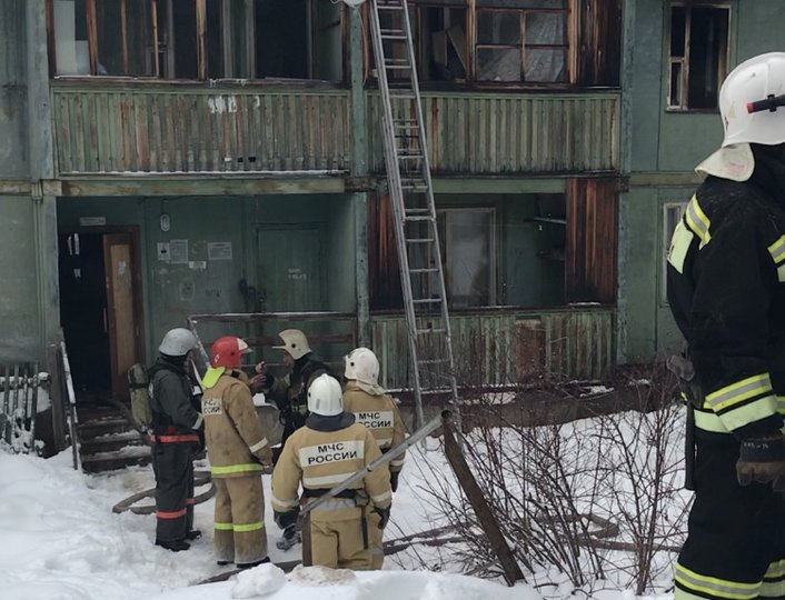 Очевидцы рассказали о причине пожара в жилом доме в Межгорье и прокомментировали новость о спасшей детей женщине-почтальоне