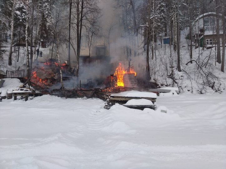 В Башкирии на Павловском водохранилище горел дом