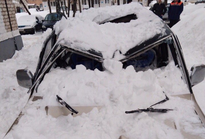 В Стерлитамаке глыба снега проломила крышу внедорожника