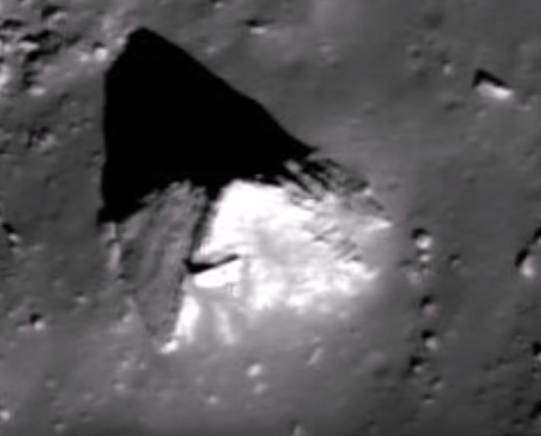 На поверхности Луны обнаружена древняя пирамида