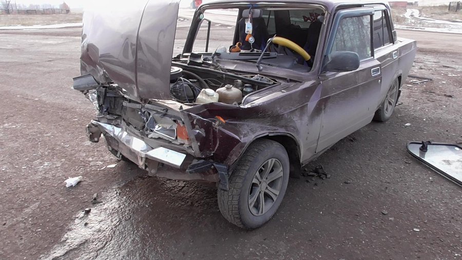 В Башкирии водитель не уступил дорогу не перекрёстке и спровоцировал аварию 