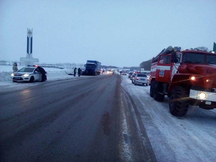 В Башкирии в столкновении ВАЗ-2107 и грузовика Volvo погибли два человека