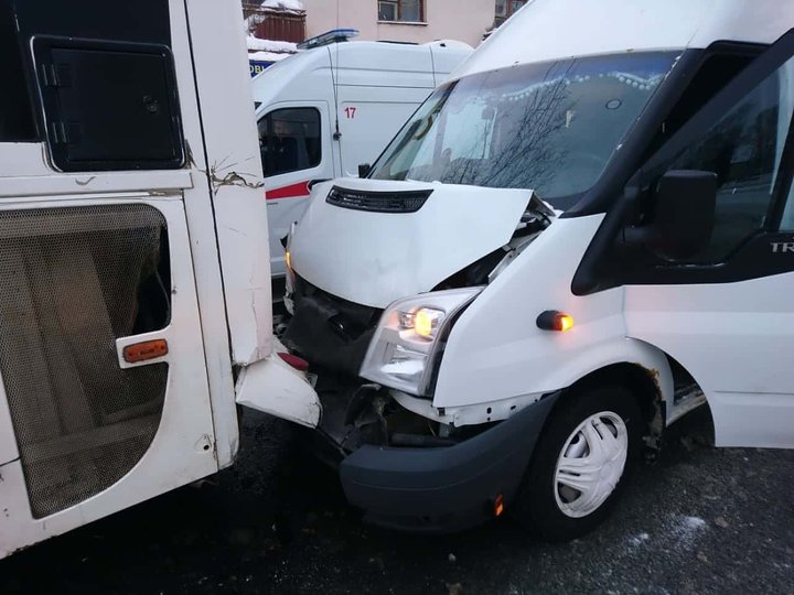 В Уфе в столкновении автобусов пострадала беременная пассажирка