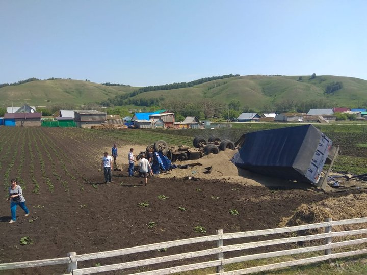 В Башкирии грузовик с песком съехал в огород и перевернулся