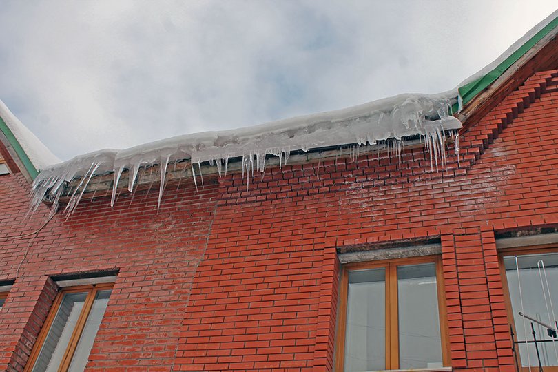 Уфимцев предупредили об опасности образования сосулек и схода снега в крыш зданий