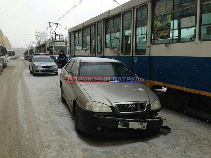 В Уфе автомобиль сбил выходивших из трамвая пассажиров