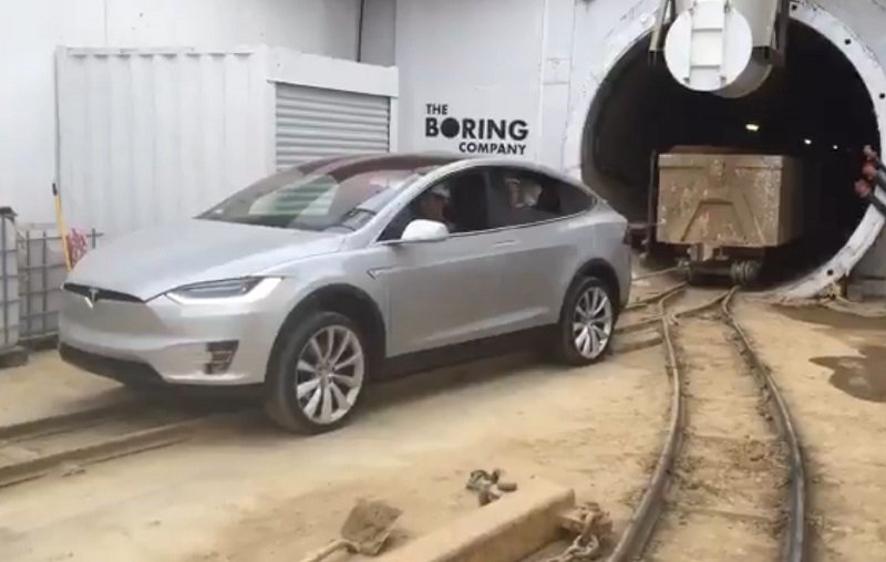 Кроссовер Tesla Model X отбуксировал вагонетки массой более 113 тонн