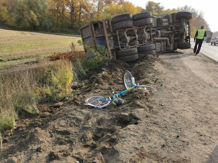 Под Уфой КамАЗ сбил 7-летнего велосипедиста: Водитель, потеряв управление, перевернулся