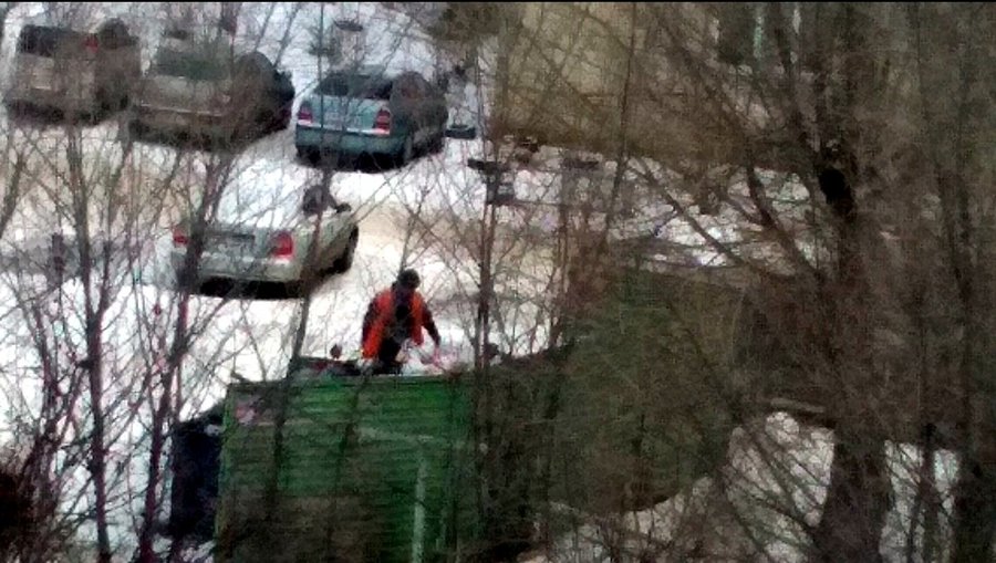 «Довели людей»: В Магнитогорске человека в форме сотрудника управляющей компании застали за копанием в мусорке 