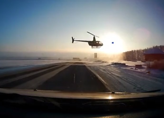 В Башкирии вертолет едва не столкнулся с автомобилем