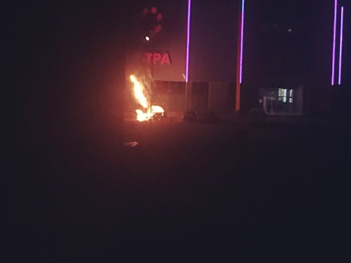 В Уфе на парковке торгового центра сгорел автомобиль