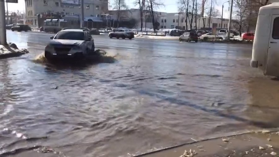 Потоп в Уфе: Затопило проезжую часть на проспекте Октября