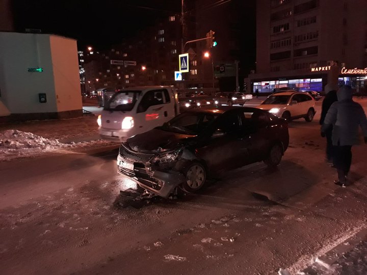В Уфе в столкновении двух автомобилей пострадала женщина