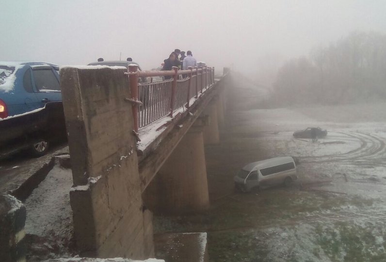 В Башкирии микроавтобус с четырьмя пассажирами вылетел с моста