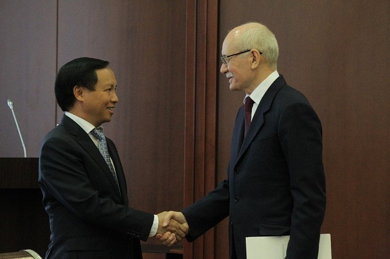Рустэм Хамитов встретился с послом Вьетнама в России Нго Дык Манем