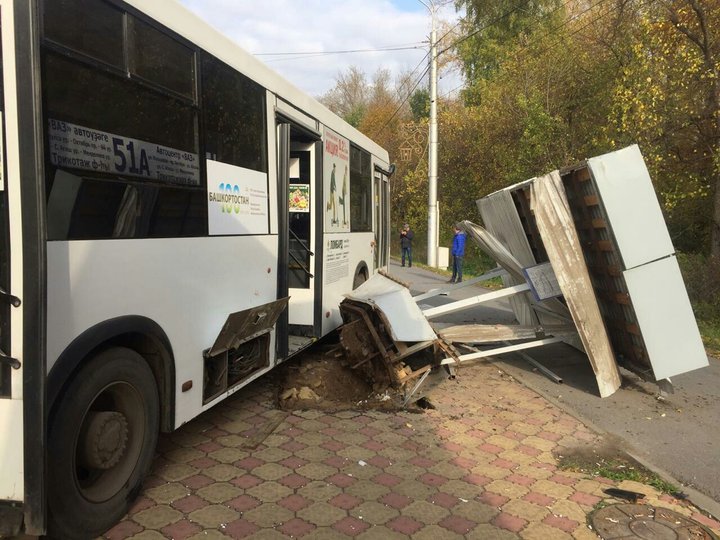 В Уфе два столкнувшихся пассажирских автобуса снесли остановку