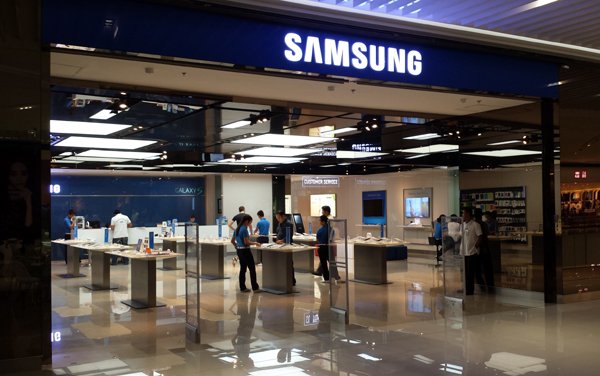 Samsung готовит к выпуску гибкий-смартфон