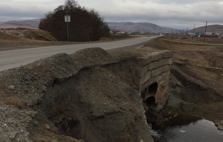 В Башкирии подмыло грунт при въезде на мост через местную реку
