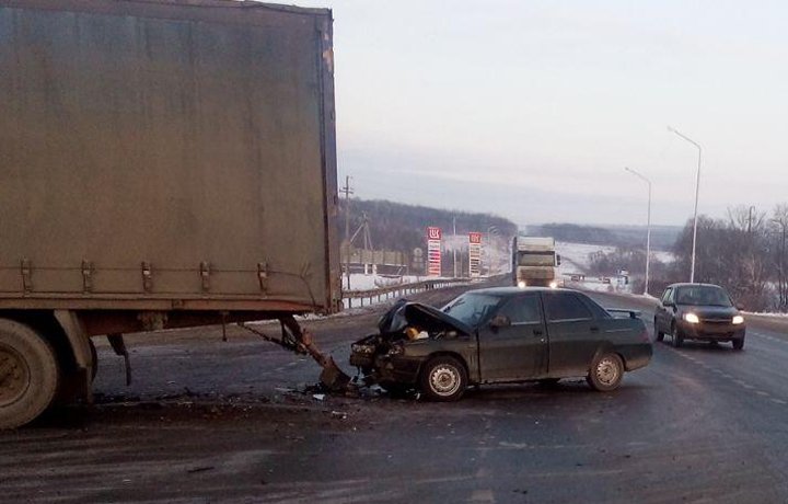 В Башкирии по вине 19-летнего водителя грузовика произошло ДТП