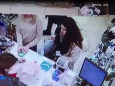 В Уфе разыскивают девушку, оплачивающую свои покупки чужой банковской картой