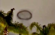 В небе над Диснейлендом сняли на видео портал НЛО