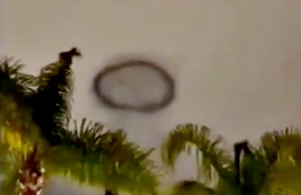 В небе над Диснейлендом сняли на видео портал НЛО