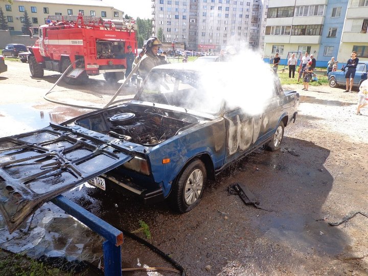 В Башкирии во дворе дома сгорел автомобиль